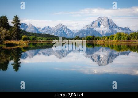 Le mont Moran se reflète dans les eaux calmes de la rivière Snake, à Oxbow Bend, dans le Wyoming. Banque D'Images