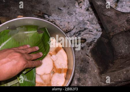 préparation d'une soupe de pain typiquement colombienne pendant la semaine sainte Banque D'Images