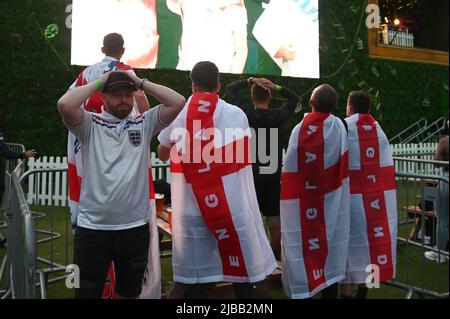 Les fans de l'Angleterre au Fanzone 4TheFans se sont établis à Event City à Manchester, au Royaume-Uni, pour célébrer leur demi-finale Euro 2020 contre le Danemark au stade Wembley sur 7 juillet 2021. Avec: Fans de football atmosphère où: Manchester, Royaume-Uni quand: 07 juillet 2021 crédit: Graham Finney/WENN Banque D'Images