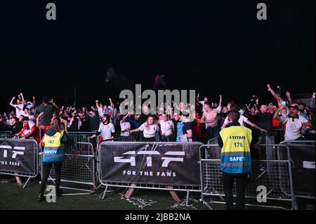 Les fans de l'Angleterre au Fanzone 4TheFans se sont établis à Event City à Manchester, au Royaume-Uni, pour célébrer leur demi-finale Euro 2020 contre le Danemark au stade Wembley sur 7 juillet 2021. Avec: Fans de football atmosphère où: Manchester, Royaume-Uni quand: 07 juillet 2021 crédit: Graham Finney/WENN Banque D'Images