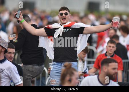 Les fans de l'Angleterre au Fanzone 4TheFans se sont établis à Event City à Manchester, au Royaume-Uni, pour célébrer leur demi-finale Euro 2020 contre le Danemark au stade Wembley sur 7 juillet 2021. Avec: Fans de football atmosphère où: Manchester, Royaume-Uni quand: 07 juillet 2021 crédit: Graham Finney/WENN Banque D'Images