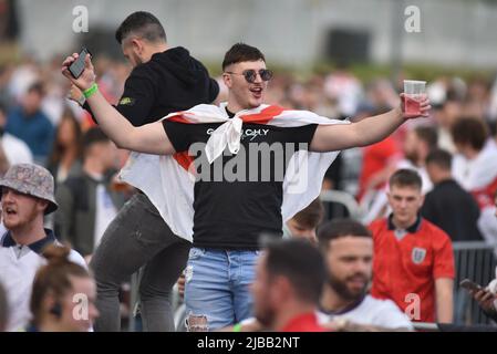 Les fans de l'Angleterre au Fanzone 4TheFans se sont établis à Event City à Manchester, au Royaume-Uni, pour célébrer leur demi-finale Euro 2020 contre le Danemark au stade Wembley sur 7 juillet 2021. Avec: Fans de football atmosphère où: Manchester, Royaume-Uni quand: 07 juillet 2021 crédit: Graham Finney/WENN Banque D'Images