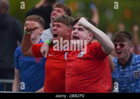 Les fans de l'Angleterre au Fanzone 4TheFans se sont établis à Event City à Manchester, au Royaume-Uni, pour célébrer leur demi-finale Euro 2020 contre le Danemark au stade Wembley sur 7 juillet 2021. Avec: Fans de football atmosphère où: Manchester, Royaume-Uni quand: 07 juillet 2021 crédit: Graham Finney/WENN Banque D'Images