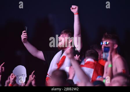 Les fans de l'Angleterre au Fanzone 4TheFans se sont établis à Event City à Manchester, au Royaume-Uni, pour célébrer leur demi-finale Euro 2020 contre le Danemark au stade Wembley sur 7 juillet 2021. Avec: Atmosphère, fans de football où: Manchester, Royaume-Uni quand: 07 juillet 2021 crédit: Graham Finney/WENN Banque D'Images