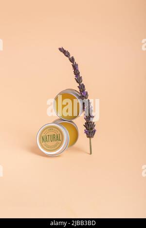 Cosmétiques naturels. Baume à lèvres dans un pot en métal avec une branche de lavande Banque D'Images