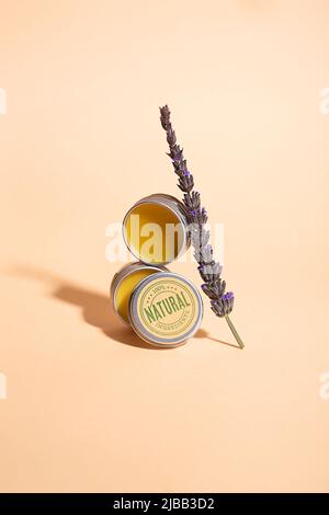 Cosmétiques naturels. Baume à lèvres avec un brin de lavande sur fond beige Banque D'Images