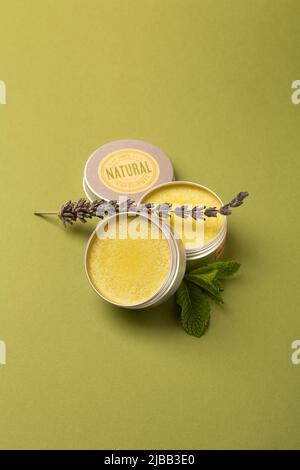 Cosmétiques naturels. Baume à lèvres dans un pot en métal avec une branche de lavande Banque D'Images