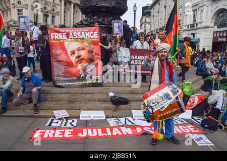 Londres, Royaume-Uni. 4th juin 2022. Les partisans de Julian Assange se sont rassemblés à Piccadilly Circus pour protester contre l'extradition du fondateur de WikiLeaks vers les États-Unis. Credit: Vuk Valcic/Alamy Live News Banque D'Images