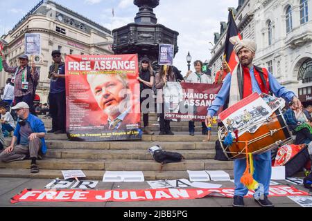 Londres, Angleterre, Royaume-Uni. 4th juin 2022. Un manifestant joue un tambour afghan traditionnel. Les partisans de Julian Assange se sont rassemblés à Piccadilly Circus pour protester contre l'extradition du fondateur de WikiLeaks vers les États-Unis. (Image de crédit : © Vuk Valcic/ZUMA Press Wire) Banque D'Images