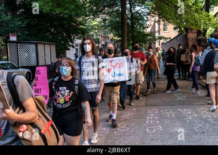 New York, États-Unis. 04th juin 2022. Les partisans pro-choix et pro-vie se sont affrontés sur la rue Mott entre la vieille cathédrale Saint-Patrick et Planned Parenthood à New York sur 4 juin 2022. Pro-Choice for rights to get avortement a organisé un rassemblement devant la vieille cathédrale de Saint-Patrick et des partisans pro-Life contre-protestent et ont poussé leur chemin vers le Planned Parenthood. La police a tenté de séparer les manifestants. (Photo de Lev Radin/Sipa USA) crédit: SIPA USA/Alay Live News Banque D'Images