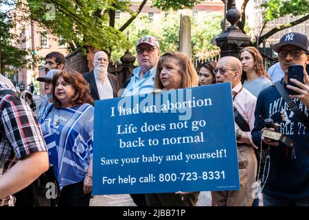 New York, États-Unis. 04th juin 2022. Les partisans pro-choix et pro-vie se sont affrontés sur la rue Mott entre la vieille cathédrale Saint-Patrick et Planned Parenthood à New York sur 4 juin 2022. Pro-Choice for rights to get avortement a organisé un rassemblement devant la vieille cathédrale de Saint-Patrick et des partisans pro-Life contre-protestent et ont poussé leur chemin vers le Planned Parenthood. La police a tenté de séparer les manifestants. (Photo de Lev Radin/Sipa USA) crédit: SIPA USA/Alay Live News Banque D'Images