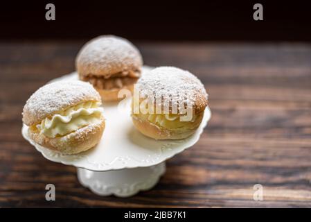 Sonho de Padaria, également connu sous le nom de Berliner donut, rempli de crème du boulanger. Boulangerie brésilien dream Banque D'Images