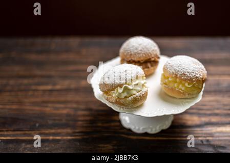 Sonho de Padaria, également connu sous le nom de Berliner donut, rempli de crème du boulanger. Boulangerie brésilien dream Banque D'Images