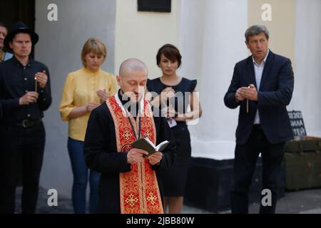 KIEV, le 04 JUIN 2022 - en l'honneur de la Journée du souvenir des enfants morts à la suite de l'agression armée de la fédération de russie contre l'Ukraine, le Musée national d'histoire ukrainienne pendant la Seconde Guerre mondiale présente un projet multimédia "enfants..." : Sous l'arche des portes de la haute Moscou de la forteresse de Pechersk, datant du 15th siècle, un martyre d'enfants morts pendant la guerre russo-ukrainienne fut créé. La tragédie est exprimée par l'objet d'art 'arbre de la mémoire' - la métaphore de la mort des enfants en guerre, Kiev, capitale de l'Ukraine. Cette photo ne peut pas être dist Banque D'Images