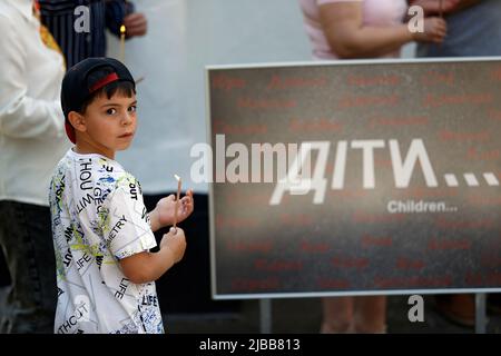 KIEV, le 04 JUIN 2022 - en l'honneur de la Journée du souvenir des enfants morts à la suite de l'agression armée de la fédération de russie contre l'Ukraine, le Musée national d'histoire ukrainienne pendant la Seconde Guerre mondiale présente un projet multimédia "enfants..." : Sous l'arche des portes de la haute Moscou de la forteresse de Pechersk, datant du 15th siècle, un martyre d'enfants morts pendant la guerre russo-ukrainienne fut créé. La tragédie est exprimée par l'objet d'art 'arbre de la mémoire' - la métaphore de la mort des enfants en guerre, Kiev, capitale de l'Ukraine. Cette photo ne peut pas être dist Banque D'Images