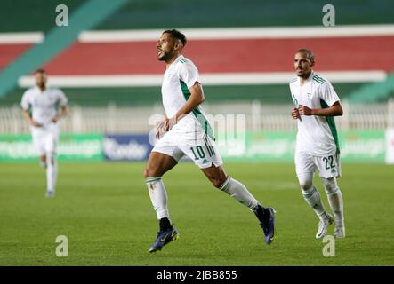 Alger. 5th juin 2022. Mohamed Youcef Belaili (front, L) célèbre après avoir obtenu son score lors du match de football de qualification de la coupe d'Afrique des Nations 2023 entre l'Algérie et l'Ouganda au stade du 5th juillet 1962 à Alger, Algérie, 4 juin 2022. Credit: Xinhua/Alay Live News Banque D'Images