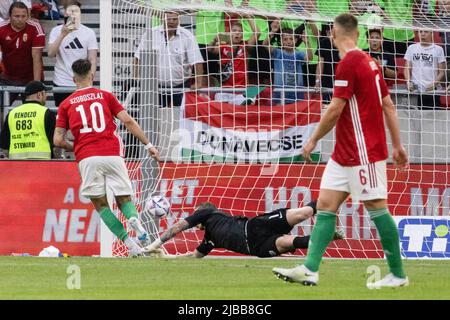 Budapest. 4th juin 2022. Dominik Szoboszlai (L), de Hongrie, a obtenu des scores lors de la Ligue des Nations de l'UEFA Un match du Groupe 3 entre la Hongrie et l'Angleterre au stade de Puskas Arena de Budapest, en Hongrie, sur 4 juin 2022. Credit: Attila Volgyi/Xinhua/Alay Live News Banque D'Images