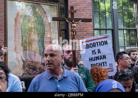 New York, États-Unis. 04th juin 2022. Les supporters pro-choix et pro-vie se sont affrontés sur la rue Mott, entre la vieille cathédrale Saint-Patrick et Planned Parenthood. Pro-Choice for rights to get avortement a organisé un rassemblement devant la vieille cathédrale de Saint-Patrick et des partisans pro-Life contre-protestent et ont poussé leur chemin vers le Planned Parenthood. La police a tenté de séparer les manifestants. (Photo de Lev Radin/Pacific Press) crédit: Pacific Press Media production Corp./Alay Live News Banque D'Images