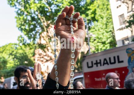 New York, New York, États-Unis. 4th juin 2022. Les supporters pro-choix et pro-vie se sont affrontés sur la rue Mott, entre la vieille cathédrale Saint-Patrick et Planned Parenthood. Pro-Choice for rights to get avortement a organisé un rassemblement devant la vieille cathédrale de Saint-Patrick et des partisans pro-Life contre-protestent et ont poussé leur chemin vers le Planned Parenthood. La police a tenté de séparer les manifestants. Les partisans de Pro-Life chantaient des hymnes et des prières récitées, tenaient des perles rosaires. Les partisans de Pro-Choice scandaient des slogans en faveur du droit d'avorter. (Credit image: © Lev Radin/Pacific Press v Banque D'Images