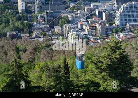 Vue aérienne de la ville de Tbilissi depuis la montagne, Géorgie. Ancienne cabine en téléphérique bleu au-dessus de la ville. Banque D'Images