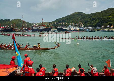 Hong Kong, Chine. 03rd juin 2022. Les membres de l'équipe de bateaux-dragons regardent l'arrivée d'une course de bateaux-dragons au village de Tai O. Chaque année, le 5th jour du mois lunaire 5th, des courses de bateaux-dragons sont organisées dans tout Hong Kong. Crédit : SOPA Images Limited/Alamy Live News Banque D'Images