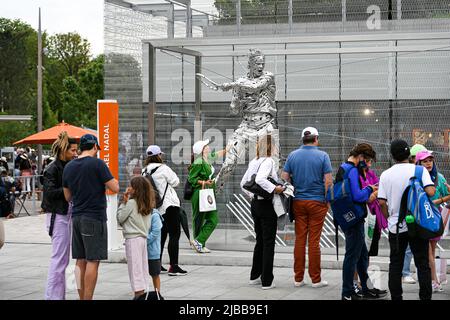 Près du court Philippe Chatrier et de la nouvelle entrée Grand public, la nouvelle statue du joueur de tennis Rafael Nadal. Oeuvre de l'artiste Jordi Diez Fernandez. Illustration lors de l'Open de France, tournoi de tennis Grand Chelem sur 3 juin 2022 au stade Roland-Garros à Paris, France - photo Victor Joly / DPPI Banque D'Images