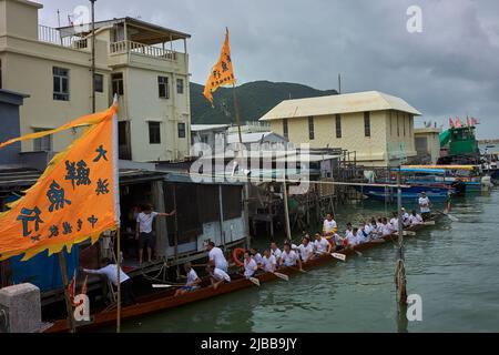 Hong Kong, Chine. 03rd juin 2022. Les membres d'une équipe débarquent de leur bateau après une course de bateaux-dragons au village de Tai O. Chaque année, le 5th jour du mois lunaire 5th, des courses de bateaux-dragons sont organisées dans tout Hong Kong. (Photo par Emmanuel Serna/ SOPA Images/Sipa USA) crédit: SIPA USA/Alay Live News Banque D'Images