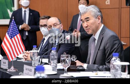 Séoul, Corée du Sud. 3rd juin 2022. L'homologue américain Sung Kim (à droite), rencontre au ministère des Affaires étrangères à Séoul, en Corée du Sud, sur 3 juin 2022. (Photo de Yong-ho Lee/Pool/Sipa USA) crédit: SIPA USA/Alay Live News Banque D'Images