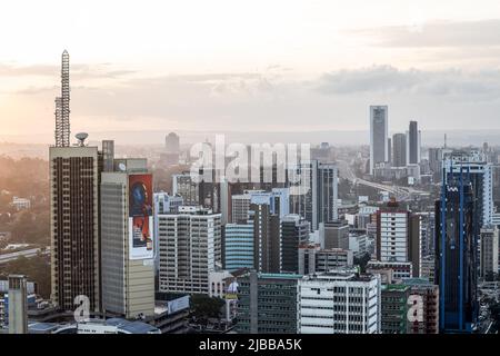 Nairobi, Kenya. 03rd juin 2022. Une vue aérienne du paysage urbain moderne de Nairobi, capitale du Kenya, Afrique de l'est. Nairobi est la capitale Kenyaís. Le nom vient de l'expression Maasai Enkare Nyorobi, qui se traduit par 'lieu des eaux fraîches. Outre ses magnifiques paysages urbains, la ville possède le parc national de Nairobi, une grande réserve de gibier connue pour la reproduction de rhinocéros noirs en danger et abrite des girafes, des zèbres, des léopards, des lions et des tons de différentes espèces d'oiseaux. Crédit : SOPA Images Limited/Alamy Live News Banque D'Images