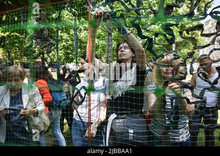 Lviv, Ukraine. 03rd juin 2022. Les femmes ont tissé un filet de camouflage pour l'armée ukrainienne lors de l'action 'aide - nous gagnons' dans les réfugiés de Lviv et les résidents de Lviv ont tenu une action 'aide - nous gagnons' du tissage de masse de filets de camouflage pour l'armée ukrainienne. Dans le parc, ils ont posé les bases pour tisser des filets de camouflage et les ont envés toute la journée. Crédit : SOPA Images Limited/Alamy Live News Banque D'Images