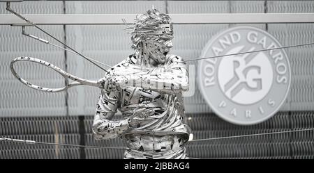 Près du court Philippe Chatrier et de la nouvelle entrée Grand public, la nouvelle statue du joueur de tennis Rafael Nadal. Oeuvre de l'artiste Jordi Diez Fernandez. Illustration lors de l'Open de France, tournoi de tennis Grand Chelem sur 3 juin 2022 au stade Roland-Garros à Paris, France - photo : Victor Joly/DPPI/LiveMedia Banque D'Images