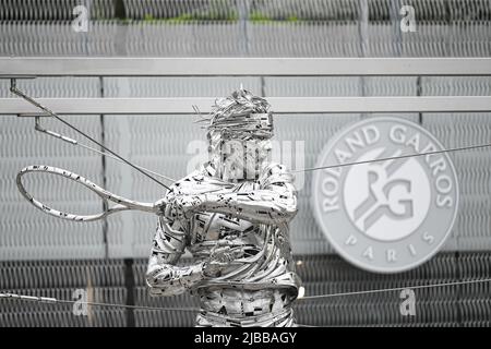 Près du court Philippe Chatrier et de la nouvelle entrée Grand public, la nouvelle statue du joueur de tennis Rafael Nadal. Oeuvre de l'artiste Jordi Diez Fernandez. Illustration lors de l'Open de France, tournoi de tennis Grand Chelem sur 3 juin 2022 au stade Roland-Garros à Paris, France - photo : Victor Joly/DPPI/LiveMedia Banque D'Images