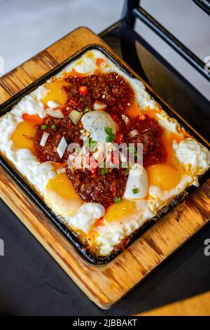 Un délicieux plat coréen, des œufs en sauce épicée Banque D'Images