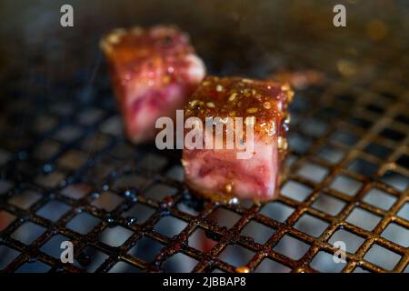 Cubes de bœuf grillé au charbon de bois coréen Banque D'Images