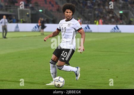 Bologne, Italie. 04th juin 2022. Serge GNABBRY (GER), action, simple action, image, découpe, Plan de corps complet, figure complète Soccer UEFA Nations League, groupe phase 1st match day Italie (ITA) - Allemagne (GER) 1-1, on 4 juin 2022, Renato Dall `Ara Stadium Bologne crédit: dpa/Alay Live News Banque D'Images