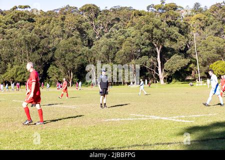 Le jeu de football australien de base de gazon a joué au Balmoral Oval à Sydney avec arbitre dans un kit sportif noir typique, Sydney, Australie Banque D'Images