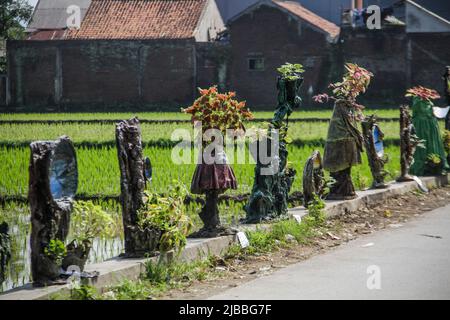 5 juin 2022, Bandung, Java-Ouest, Indonésie : des œuvres d'art pandi Mulyana faites de déchets de couches sont exposées dans les rues de Rancaekek. Pandi Mulyana (38), a réalisé avec succès des œuvres d'art comme des peintures, des vases à fleurs et des aquariums à partir de déchets de couches usagés. À partir de son souci pour les problèmes environnementaux, en particulier les déchets de couches qui s'accumulent dans le village de Babakan Asta, Rancaekek, Bandung Regency, West Java, Indonésie, en raison de la communauté qui litière. Si calculé de 2019 à 2022, il y a déjà plus d'une tonne de déchets de couches pour les matières premières pour son travail. Mer commune Indonésie C Banque D'Images