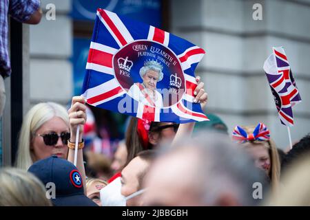 Londres, Royaume-Uni. 02nd juin 2022. Un drapeau d'Union Jack avec la Reine est agité tandis que les foules se rassemblent à Trafalgar Square pour Trooping the Color pendant la célébration. Les adeptes de la Royal Well se rassemblent à Trafalgar Square pour célébrer le Trooping de la couleur dans le cadre du Jubilé de platine de la Reine à Londres. Crédit : SOPA Images Limited/Alamy Live News Banque D'Images