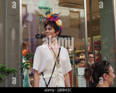 Cremona Pride, une ville arc-en-ciel. Les rues regorgent de gens qui célèbrent la journée consacrée à la revendication des droits de la communauté LGBTQIA. Banque D'Images