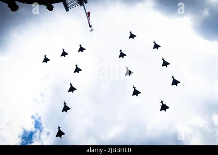Londres, Royaume-Uni. 02nd juin 2022. Les avions Eurofighter Typhoon effectuent un survol-passé sous la forme du numéro '70' pour Trooping the Color pendant la célébration. Les adeptes de la Royal Well se rassemblent à Trafalgar Square pour célébrer le Trooping de la couleur dans le cadre du Jubilé de platine de la Reine à Londres. (Photo de Tejas Sandhu/SOPA Images/Sipa USA) Credit: SIPA USA/Alay Live News Banque D'Images