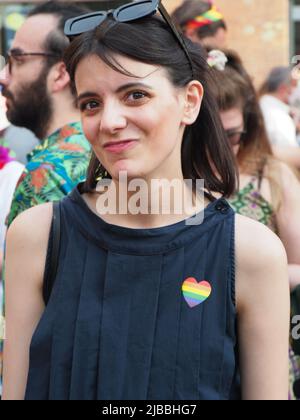 Cremona Pride, une ville arc-en-ciel. Les rues regorgent de gens qui célèbrent la journée consacrée à la revendication des droits de la communauté LGBTQIA. Banque D'Images