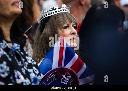 Londres, Royaume-Uni. 2nd juin 2022. Une femme porte une couronne en papier argenté tandis que les foules se rassemblent pour Trooping the Color à Trafalgar Square pendant la célébration. Les adeptes de la Royal Well se rassemblent à Trafalgar Square pour célébrer le Trooping de la couleur dans le cadre du Jubilé de platine de la Reine à Londres. (Credit image: © Tejas Sandhu/SOPA Images via ZUMA Press Wire) Banque D'Images