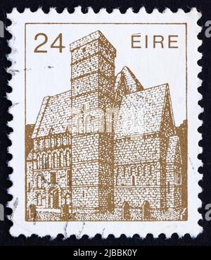 IRLANDE - VERS 1985 : un timbre imprimé en Irlande montre la chapelle Cormac, Rock of Cashel, Cashel, Irlande, vers 1985 Banque D'Images