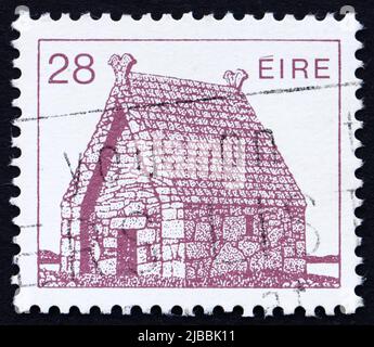IRLANDE - VERS 1985 : un timbre imprimé en Irlande montre l'église Saint-Mac Dara, Connemara, Galway, Irlande, vers 1985 Banque D'Images