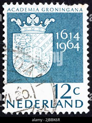 PAYS-BAS - VERS 1964: Un timbre imprimé aux pays-Bas montre Arms of Groningen University, 350th anniversaire de l'Université de Groningen, cir Banque D'Images