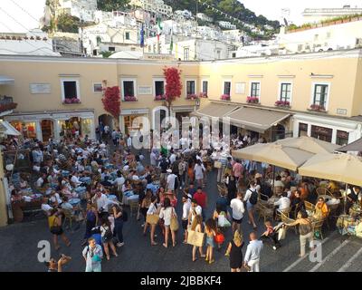 Capri (Italia) : la famosa Piazzetta e i bar pieni Banque D'Images