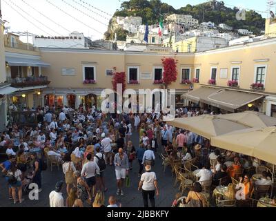Capri (Italia) : la famosa Piazzetta e i bar pieni Banque D'Images