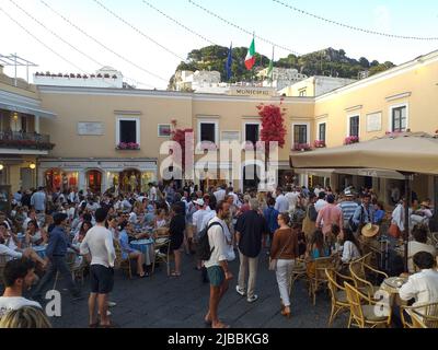 Capri (Italia) : la famosa Piazzetta e i bar pieni Banque D'Images