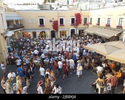 Capri (Italia) : la famosa Piazzetta e i bar pieni Banque D'Images