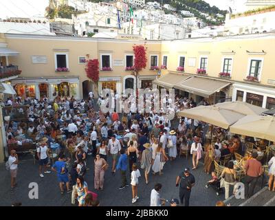 Capri (Italia) : la famosa Piazzetta e i bar pieni Banque D'Images